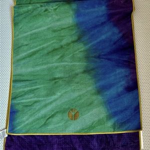 Yogi Toe.  Good used condition.  Excellent for Bikram or Power yoga.  Skid-less.